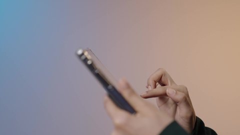 تصفح مواقع السوشيال ميديا، التسويق الإلكتروني عبر الجوال، استخدام جهاز تقني حديث، استعمال أدوات ومعدات الخياطة، إتقان صنع الملابس السعودية، بورتريه ليد امراة عربية خليجية سعودية  تستخدم الهاتف المحمول