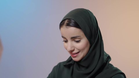 الإبداع في إنتاج موديلات مبتكرة وحديثة، ممارسة مهنة الخياطة، تصوير مقرب لامراة عربية خليجية سعودية محجبه ترتدي العباءة السوداء تستخدم إبرة الكروشيه وخيوط الصوف تجلس امام الحاسب المحمول ، أعمال تقليدية شعبية, فنون الخياطة و التصميم ، ايماءات السعادة و السرور