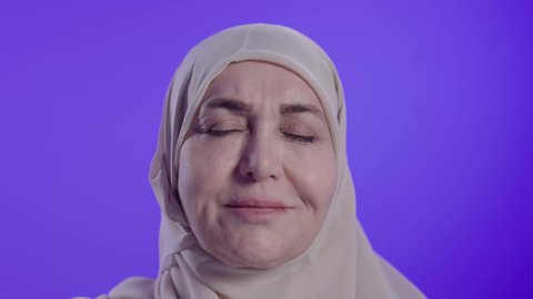 تعابير السعادة والسرور،تصوير مقرب لامراه عربيه خليجيه سعوديه كبيره بالسن ترتدي العباءة والجاب تنظر الى الكاميرا بإيماءات الفرح والثقة بالنفس ، الاهتمام بالاناقة والاهتمام بالمظهر الخارجي