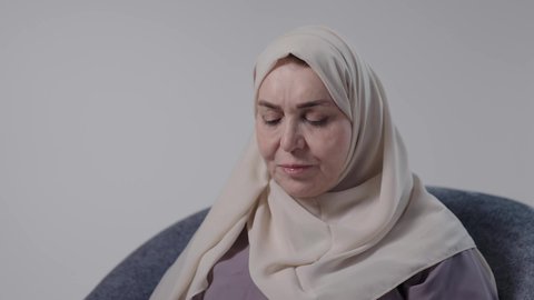 دمج التكنولوجيا المتطوره فى الحياه اليوميه ،استخدم التقنيات الحديثة في الأعمال الإدارية ،التوظيف في المكاتب والشركات الكويتية، انجاز مهام العمل عن بعد ، التركيز والتفاني والعمل الجاد، تصوير لامراه عربيه خليجيه سعوديه كبيره بالسن ترتدي العباءه والحجاب تجلس على كرسي وتعمل على جهاز الحاسب المحمول