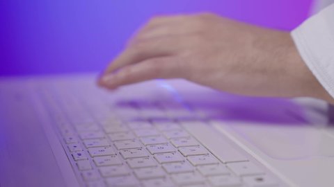 دمج التكنولوجيا الحديثة بالحياة العملية، النقر على لوحة المفاتيح، صناعة المحتويات النصية، مفهوم ادخال البيانات، تصويرمقرب ليد ولد عربي خليجي عماني يقوم بالكتابة على الحاسوب المحمول