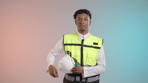 مهندس عربي خليجي سعودي يرتدي ستره وخوده الحمايه, الاهتمام بالمظهر الخارجي, خلفيه ملونه