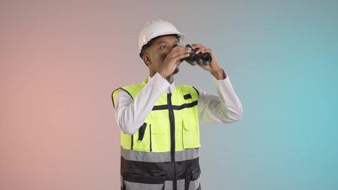 التخطيط والبحث للمستقبل، توسيع مجال الرؤية، الإشراف على المشاريع الهندسية، القطاع الهندسي في السعوديه، بورتريه لمهندس عربي خليجي سعودي يرتدي الثوب والخوذة وسترة الحماية ينظر عبر منظار ثنائي العينين، خلفيه ملونه