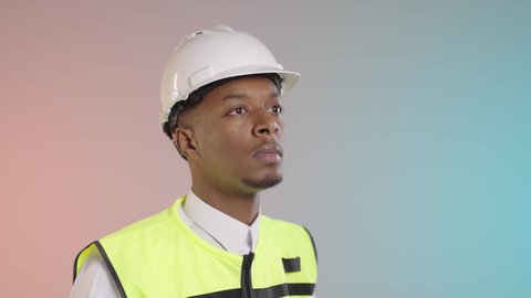 توسيع مجال الرؤية، الإشراف على المشاريع الهندسية، القطاع الهندسي في السعوديه، بورتريه لمهندس عربي خليجي سعودي يرتدي الثوب والخوذة وسترة الحماية ينظر عبر منظار ثنائي العينين، خلفيه ملونه