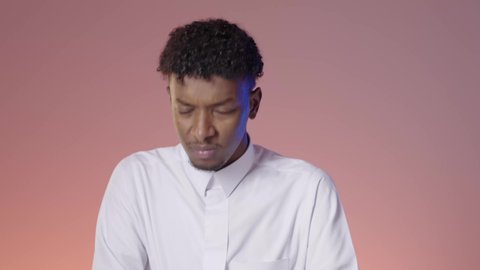 عسر الهضم والشعور بحرقة في المعده, امراض والتهابات الجهاز الهضمي، الحاجة للدواء ووضع خطة علاجية، شاب عربي خليجي سعودي يرتدي الثوب التقليدي يضع يديه علي بطنه, ايماءه التعب الشديد والالم, خلفيه ملونه