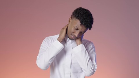 الشعور بالارهاق والتعب الشديد, اعراض الارق والشعور بآلام الرقبه والمفاصل, شاب عربي خليجي سعودي يرتدي الثوب التقليدي يشعر بالارهاق الشديد يضع يده علي رقبته, خلفيه ملونه