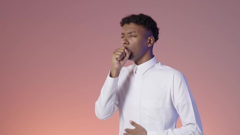 وضع اليد على الفم للسعال، اختناق وانقطاع التنفس، الكحة والإنفلونزا والتهاب الحلق، بورتريه لشاب عربي خليجي سعودي يرتدي الثوب التقليدي يضع يده على فمه يقوم بالسعال، الإصابة بنزلة برد، الشعور بألم في الصدر، إيماءات المرض والتعب والرشح، خلفية ملونه