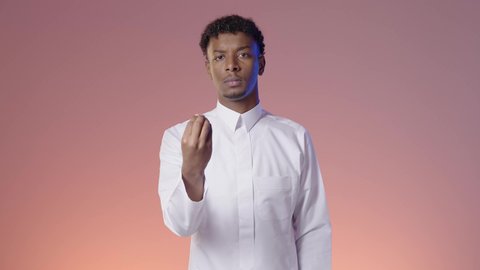 الاشاره بعدم السرعه, ايماءات التئني وعدم الاستعجال، شاب عربي خليجي سعودي يرتدي الثوب التقليدي يشير بيده لعدم السرعه، ملامح الرجوله والجديه، خلفيه ملونه