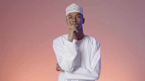 التفكير والتخطيط لشيء ما، ايماءات وجه تدل على التمعن والتدقيق، رجل عربي خليجي عماني يرتدي الدشداشة والكمه ينظر للافق بعمق، مفهوم النظرة المستقبلية