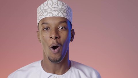 ايماءات وجه تدل على الحماس الزائد، رجل عربي خليجي عماني يرتدي الدشداشة والكمه يرفع يده للأعلى للتشجيع، تعابير فرح وسرور، الافتخار والشعور بالسعادة