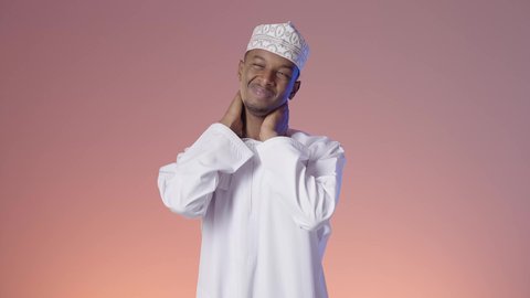 الشعور بالتعب والإرهاق، آلام شديدة في الرقبة والعنق، ايماءات وجه تدل على الوهن الشديد و ألم في المفاصل، رجل عماني يرتدي الدشداشة والكمه و يحتاج الى العلاج الفيزيائي