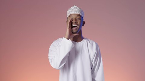 إيماءات المناداة لشخص ما، دردشة ومحادثات وتواصل اجتماعي, رجل عربي خليجي عماني مبتسم يرتدي الدشداشة و الكمه و يضع يده على فمه, النداء والكلام والتحدث بصوت مرتفع