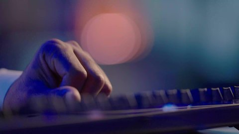 استخدام الاجهزة والتقنيات الحديثة في العمل، تنظيم و ادارة المهام عبر اللابتوب، تصوير مقرب ليد شخص ما يقوم بالضغط على ازار لوحة المفاتيح الخاصة بالحاسوب المحمول