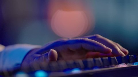 تنظيم و ادارة المهام عبر اللابتوب، تصوير مقرب ليد شخص ما يقوم بالضغط على ازار لوحة المفاتيح الخاصة بالحاسوب المحمول، استخدام الاجهزة والتقنيات الحديثة في العمل