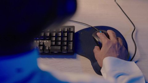 انجاز اعمال الحاسوب، وحدة ادخال في الكمبيوتر المحمول، تصوير مقرب ليد رجل عربي خليجي يستخدم الفارة الخاصة بالحاسوب المحمول ، مفهوم التاشير والنقر