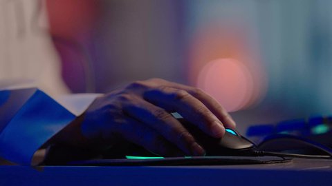 وحدة ادخال في الحاسوب، تصوير مقرب ليد رجل عربي خليجي يستخدم الفارة الخاصة بالحاسوب المحمول ،  مفهوم التاشير والنقر،انجاز اعمال الحاسوب