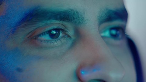 إيماءات الدقة والانتباه في العمل، تصوير مقرب لوجة مونتير عربي خليجي سعودي يقوم التفكير العميق والتحليل البصري، مفهوم الإبداع في صناعة المحتوى المرئي