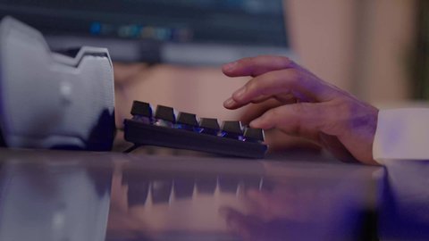 استخدام لوحة المفاتيح لتعديل الفيديوهات، تصويرمقرب ليد رجل عربي خليجي سعودي يعمل في غرفة المونتاج يستخدم الحاسب المحمول لقص وترتيب المشاهد، مفهوم صناعة المحتوى المرئي والإبداع الفني