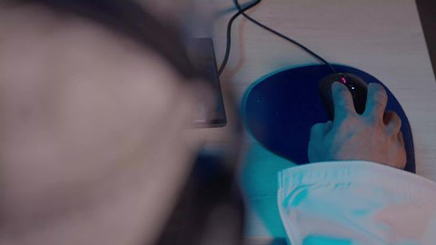 مفهوم الإبداع في الإخراج وصناعة الأفلام، تصوير مقرب ليد رجل عربي خليجي عماني  يستخدم الفأرة للتحكم ببرامج المونتاج على شاشة الكمبيوتر