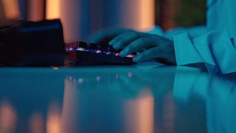 استخدام برامج تحرير الفيديو وإنتاج المحتوى، تصوير مقرب ليد رجل عربي خليجي عماني يكتب على لوحة المفاتيح في استوديو المونتاج،  صناعة الأفلام والإخراج الفني