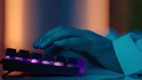 صناعة الأفلام والإخراج الفني، استخدام برامج تحرير الفيديو وإنتاج المحتوى، تصوير مقرب ليد رجل عربي خليجي عماني يكتب على لوحة المفاتيح في استوديو المونتاج