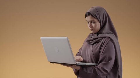 الكتابة والنقر على لوحة المفاتيح، تطور طريقة التدريس في المملكة السعودية،بورتريه لطالبة عربية خليجية سعودية تدرس باستخدام الحاسوب، المنهاج المتطور والتعليم الالكتروني في الجامعات، استخدام جهاز تقني حديث في التعلم والدراسة، خلفية بني