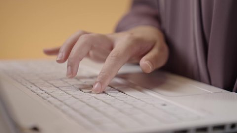 مهارة الايدي السريعة في الكتابة، بورتريه مقرب لايدي طالبة عربية خليجية سعودية تدرس باستخدام الحاسوب، لكتابة والنقر على لوحة المفاتيح، المنهاج المتطور والتعليم الالكتروني في الجامعات، استخدام جهاز تقني حديث في التعلم والدراسة، خلفية بني