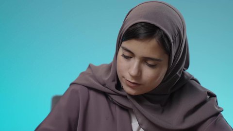 التعب والارهاق خلال التحضير للدروس، بورتريه  لطالبة عربية خليجية سعودية ، المنهاج المتطور والتعليم الالكتروني في الجامعات، استخدام جهاز تقني حديث في التعلم والدراسة، الاهتمام بالتعليم والثقافة، الشعور بالنعس، خلفية زرقاء