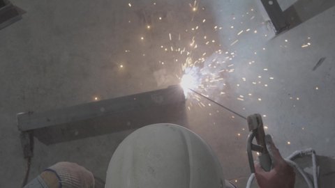 وظيفة ومهنة صناعية شبابية، تجهيز وتوصيل الحديد بمعدات وأدوات خاصة، متابعة سير العمل في ورش الحدادة بمهارة وإتقان، تصوير مقرب لعامل عربي خليجي سعودي يرتدي القفازات للحماية يقوم بصقل الأجزاء المعدنية وتشكيلها