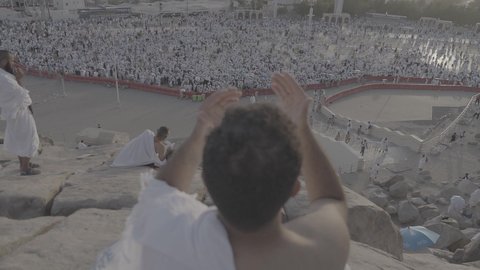 وقفة حجاج بيت الله الحرام على جبل عرفات في المملكة العربية السعودية, الدعاء والتوجه إلى الله الكريم في جبل الرحمة, الخشوع والمشاعر الإيمانية الإسلامية العظيمة, أداء فرائض الإسلام في مكة المكرمة، إتمام مناسك الحج