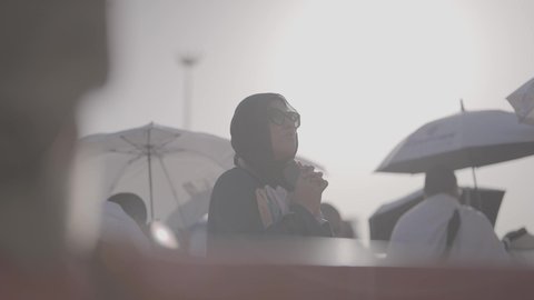 وقفة حجاج بيت الله الحرام على جبل عرفات في المملكة العربية السعودية, الدعاء والتوجه إلى الله الكريم في جبل الرحمة, الخشوع والمشاعر الإيمانية الإسلامية العظيمة, أداء فرائض الإسلام في مكة المكرمة، إتمام مناسك الحج