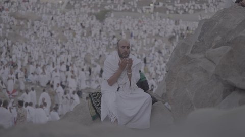 وقفة حجاج بيت الله الحرام على جبل عرفات في المملكة العربية السعودية, الدعاء والتوجه إلى الله الكريم في جبل الرحمة, الخشوع والمشاعر الإيمانية الإسلامية العظيمة, أداء فرائض الإسلام في مكة المكرمة، إتمام مناسك الحج