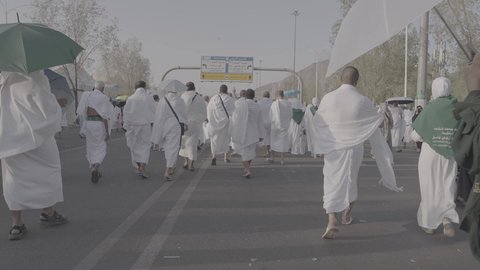 وقفة حجاج بيت الله الحرام على جبل عرفات في المملكة العربية السعودية, الدعاء والتوجه إلى الله الكريم في جبل الرحمة, الخشوع والمشاعر الإيمانية الإسلامية العظيمة, أداء فرائض الإسلام في مكة المكرمة، إتمام مناسك الحج