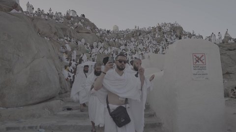 وقفة حجاج بيت الله الحرام على جبل عرفات في المملكة العربية السعودية, الدعاء والتوجه إلى الله الكريم في جبل الرحمة, الخشوع والمشاعر الإيمانية الإسلامية العظيمة, أداء فرائض الإسلام في مكة المكرمة، إتمام مناسك الحج