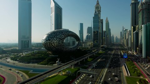 حركة مرور السيارات في الشوارع والطرقات، النمو والتقدم والتوسع العمراني، تصوير درون جوي  للأبراج وناطحات السحاب في مدينة دبي، الفن الهندسي المعماري للمباني والمنشآت في الإمارات العربية المتحدة