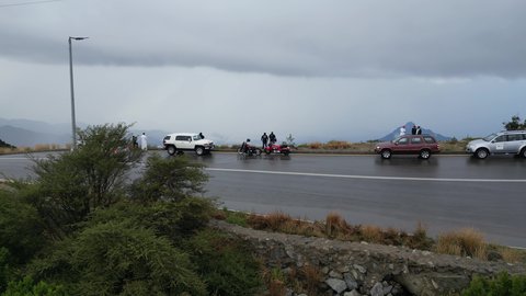 سلاسل جبال أبها والنماص الصخرية، التضاريس والطرق الحجرية الوعرة، تصوير جوي للبيئة الجبلية في منطقة عسير، السحب البيضاء والجو الضبابي المغطي للقمم العالية، الطبيعة الخضراء والمنتزهات والحدائق الجميلة، الأشجار والنباتات على سفوح الجبل