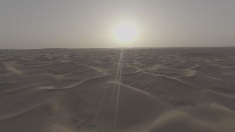 التلال والكثبان الرملية في المملكة العربية السعودية، تصوير درون جوي للرمال الذهبية الناعمة في الثمامة، التضاريس والبيئة الطبيعية الصحراوية، أماكن الرحلات والأنشطة الترفيهية في الصحراء، خلفية الطبيعة