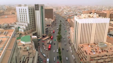 لقطات جوية مذهلة لحي الملز، أحد أقدم وأشهر الأحياء في مدينة الرياض بالمملكة العربية السعودية. يُظهر الفيديو تصويراً احترافياً بدقة 4K باستخدام طائرة درون، مع مشاهد للحدائق، الشوارع الحيوية، المباني السكنية، المنشآت الحكومية، والمناطق الخضراء في قلب العاصمة.