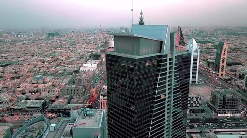 الفن الهندسي المعماري للابراج وناطحات السحاب, التوسع والتطور العمراني للمباني التجارية والسكنية، الاهتمام بطرق وشوارع المملكة العربية السعودية، تصوير درون جوي لأبراج العليا في طريق الملك فهد في مدينة الرياض