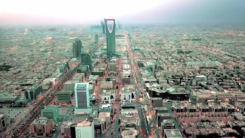  الأبراج وناطحات السحاب، النمو والتطور والتقدم العمراني، أسلوب الحياة في العاصمة، المباني والمعالم التجارية المشهورة في السعودية، الفن الهندسي المعماري على الطراز المتطور والحديث، تصوير جوي لبرج المملكة الشهير في مدينة الرياض