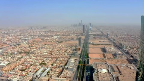  الأبراج وناطحات السحاب، النمو والتطور والتقدم العمراني، أسلوب الحياة في العاصمة، المباني والمعالم التجارية المشهورة في السعودية، الفن الهندسي المعماري على الطراز المتطور والحديث، تصوير جوي لبرج المملكة الشهير في مدينة الرياض