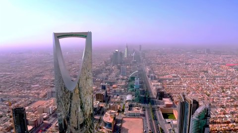  الأبراج وناطحات السحاب، النمو والتطور والتقدم العمراني، أسلوب الحياة في العاصمة، المباني والمعالم التجارية المشهورة في السعودية، الفن الهندسي المعماري على الطراز المتطور والحديث، تصوير جوي لبرج المملكة الشهير في مدينة الرياض