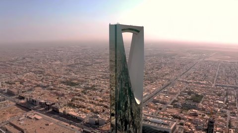  الأبراج وناطحات السحاب، النمو والتطور والتقدم العمراني، أسلوب الحياة في العاصمة، المباني والمعالم التجارية المشهورة في السعودية، الفن الهندسي المعماري على الطراز المتطور والحديث، تصوير جوي لبرج المملكة الشهير في مدينة الرياض