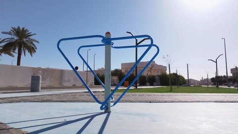 الحدائق والمنتزهات الترفيهية في المملكة العربية السعودية، المساحات الخضراء الواسعه، معلم ومكان طبيعي سياحي مشهور, ألعاب ترفيه ومتعة وتسليه للاولاد في احدى حدائق مدينة حائل، منتزه عائلي ترفيهي