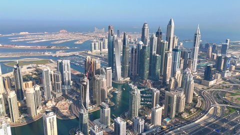 حركة مرور السيارات في الشوارع والطرقات، النمو والتقدم والتوسع العمراني، تصوير درون جوي  للأبراج وناطحات السحاب  في مدينة دبي، الفن الهندسي المعماري للمباني والمنشآت في الإمارات العربية المتحدة