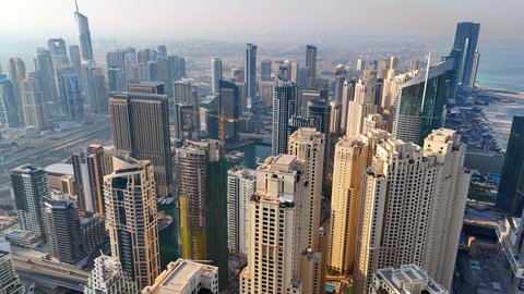 حركة مرور السيارات في الشوارع والطرقات، النمو والتقدم والتوسع العمراني، تصوير درون جوي  للأبراج وناطحات السحاب  في مدينة دبي، الفن الهندسي المعماري للمباني والمنشآت في الإمارات العربية المتحدة