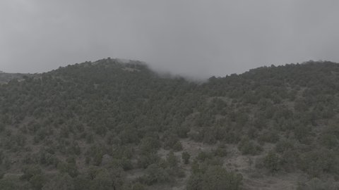 الأجواء الضبابية الغائمة في المناطق المرتفعة, معالم سياحية طبيعية مشهورة في مدينة أبها, التضاريس في القمم والمرتفعات الجبلية, تصوير درون جوي لجبال السودة بمنطقة عسير في المملكة العربية السعودية، المنحدرات والطرقات الصخرية الوعرة