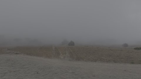 الأجواء الضبابية الغائمة في المناطق المرتفعة, معالم سياحية طبيعية مشهورة في مدينة أبها, التضاريس في القمم والمرتفعات الجبلية, تصوير درون جوي لجبال السودة بمنطقة عسير في المملكة العربية السعودية، المنحدرات والطرقات الصخرية الوعرة