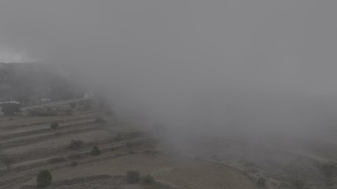 الأجواء الضبابية الغائمة في المناطق المرتفعة, معالم سياحية طبيعية مشهورة في مدينة أبها, التضاريس في القمم والمرتفعات الجبلية, تصوير درون جوي لجبال السودة بمنطقة عسير في المملكة العربية السعودية، المنحدرات والطرقات الصخرية الوعرة