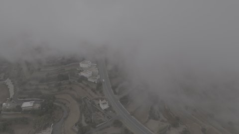 الأجواء الضبابية الغائمة في المناطق المرتفعة, معالم سياحية طبيعية مشهورة في مدينة أبها, التضاريس في القمم والمرتفعات الجبلية, تصوير درون جوي لجبال السودة بمنطقة عسير في المملكة العربية السعودية، المنحدرات والطرقات الصخرية الوعرة